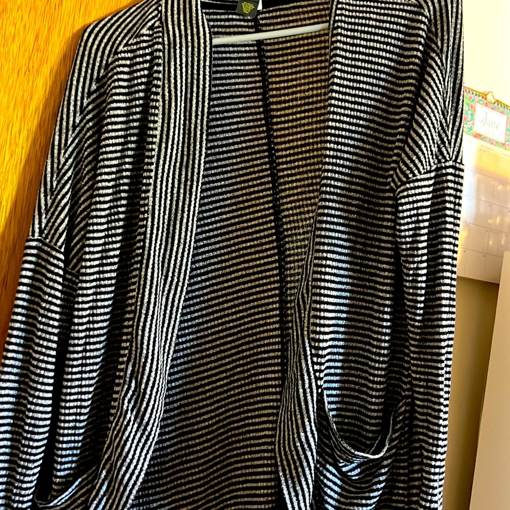Black and gray Xersion lightweight, long cardigan